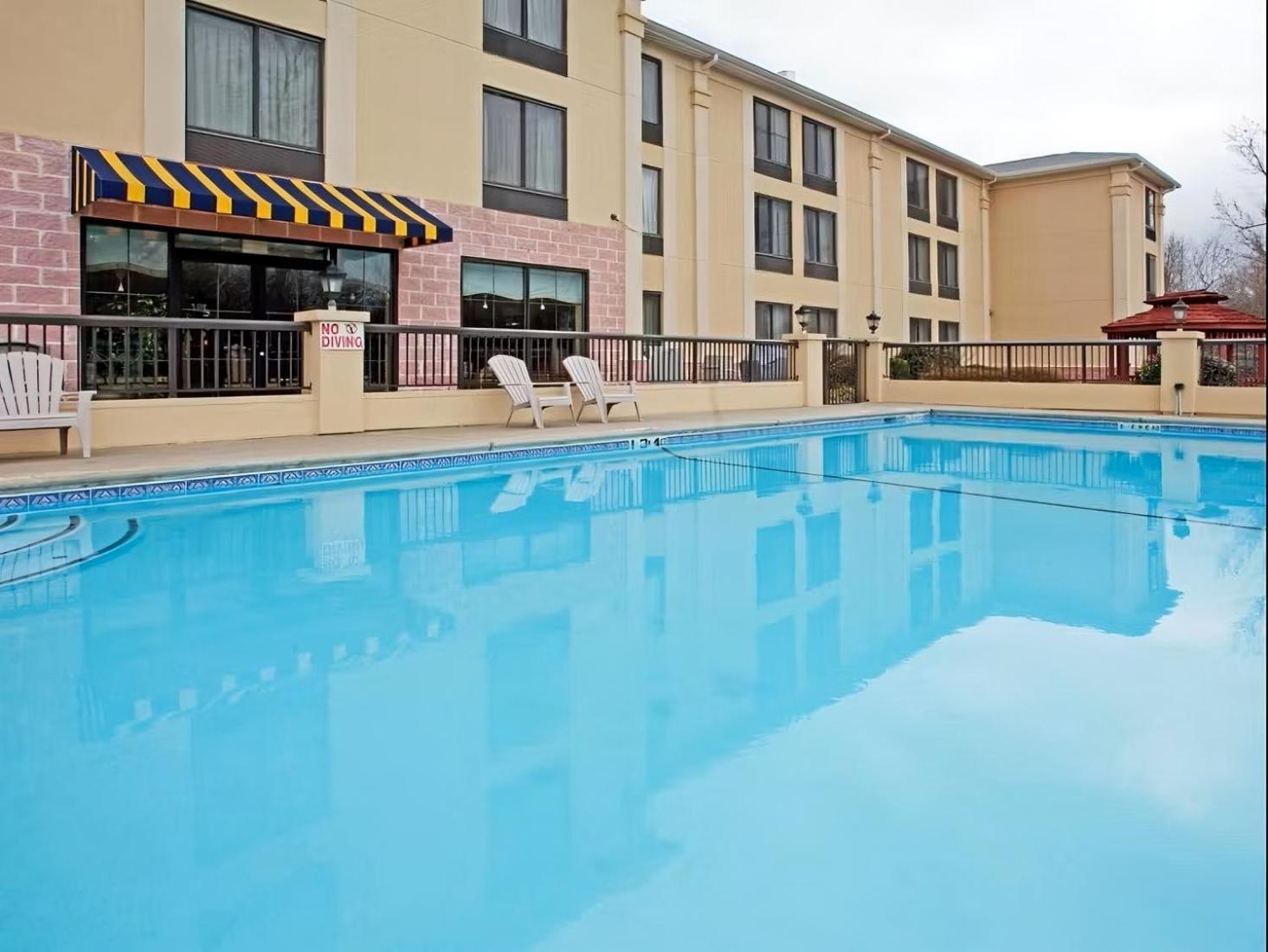 Holiday Inn Express & Suites Charlotte Arpt-Belmont By Ihg Екстериор снимка