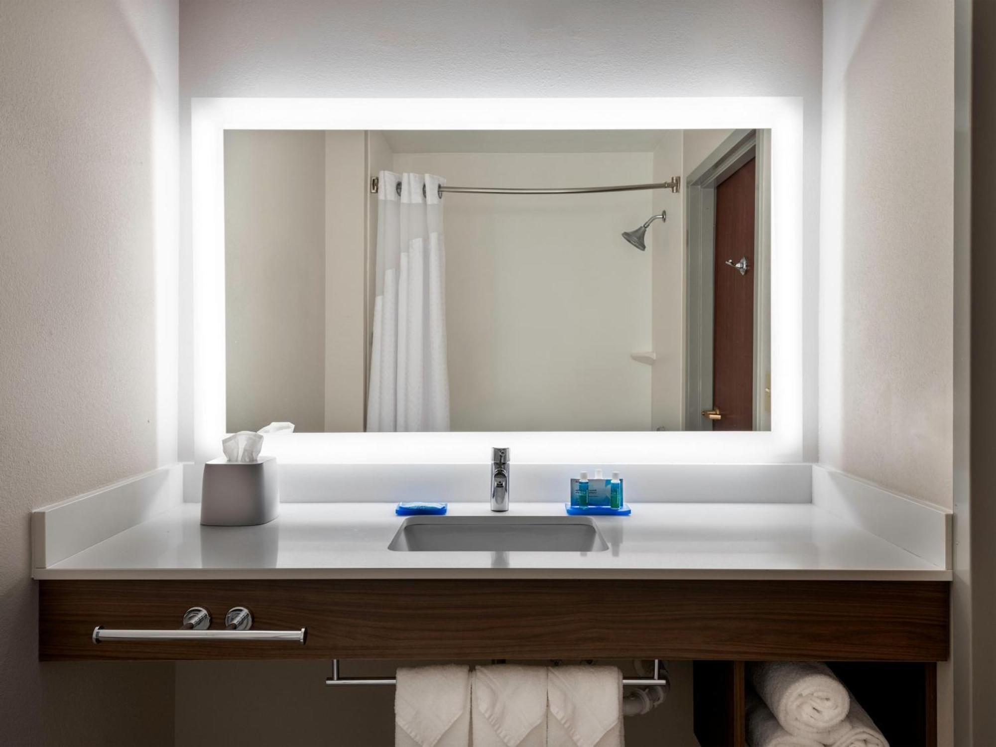 Holiday Inn Express & Suites Charlotte Arpt-Belmont By Ihg Екстериор снимка