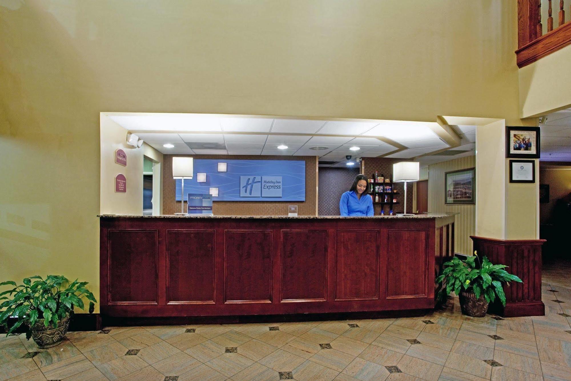 Holiday Inn Express & Suites Charlotte Arpt-Belmont By Ihg Екстериор снимка