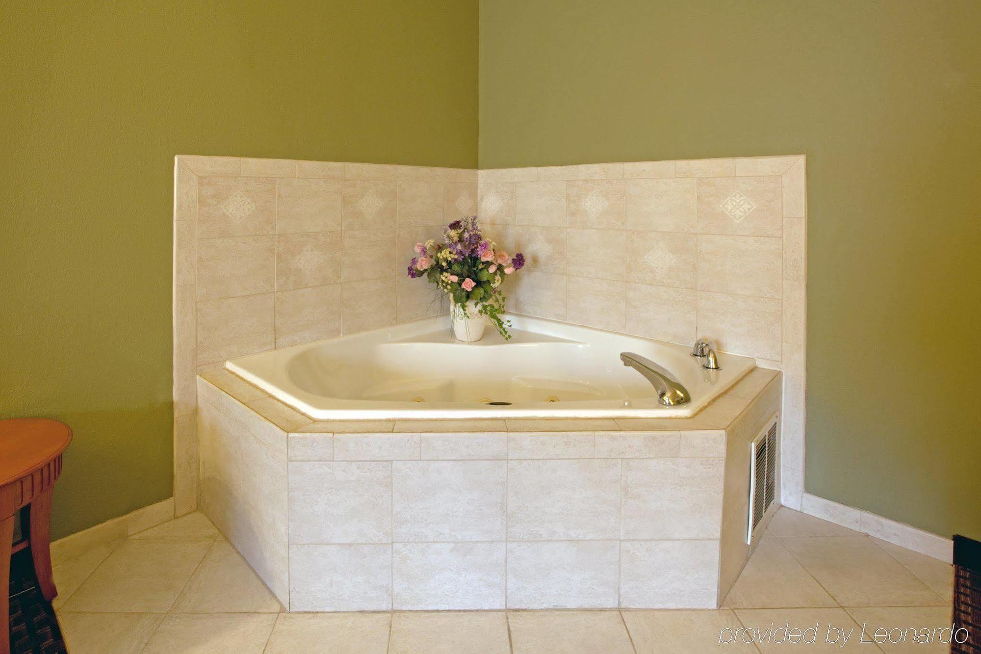 Holiday Inn Express & Suites Charlotte Arpt-Belmont By Ihg Стая снимка