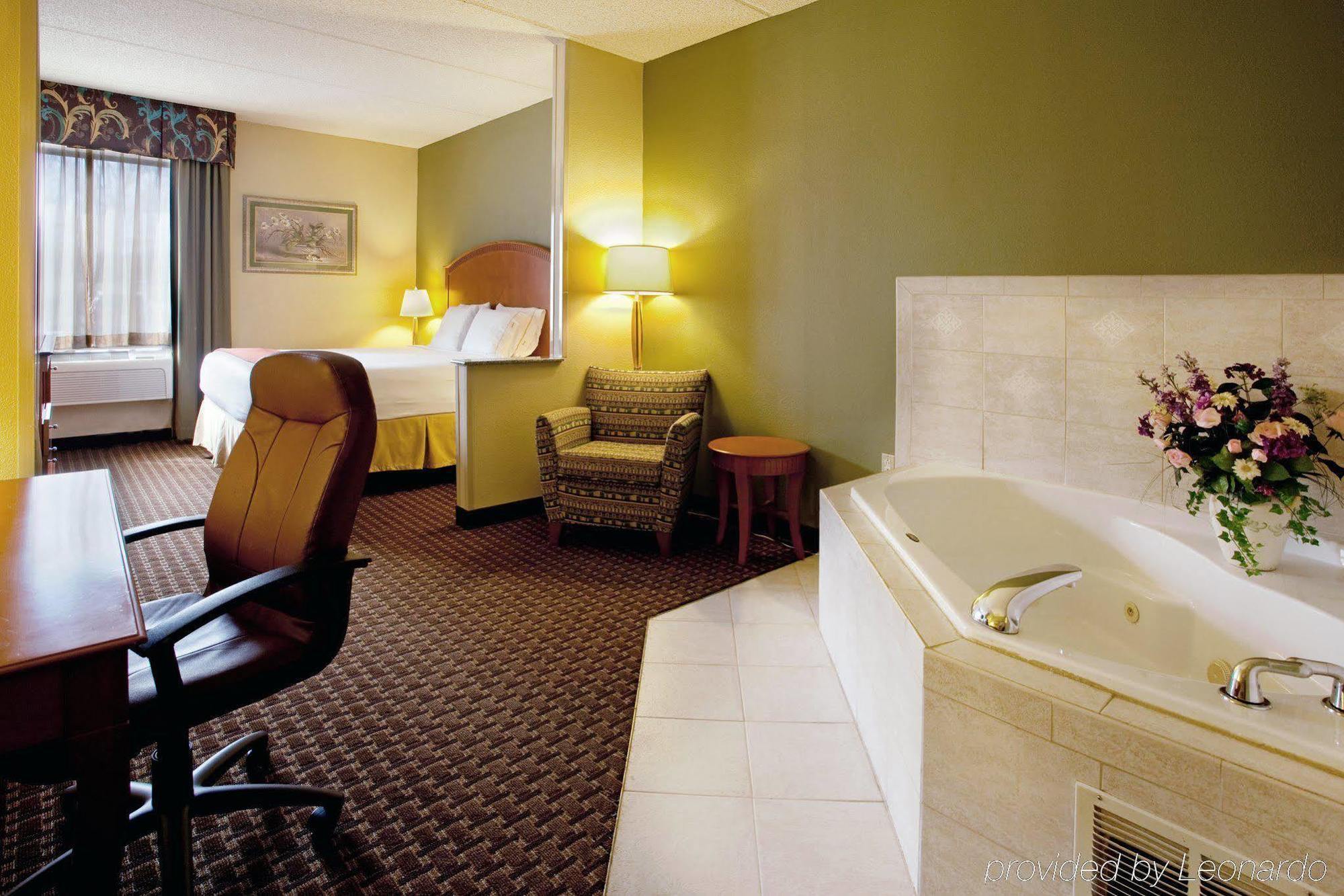 Holiday Inn Express & Suites Charlotte Arpt-Belmont By Ihg Стая снимка