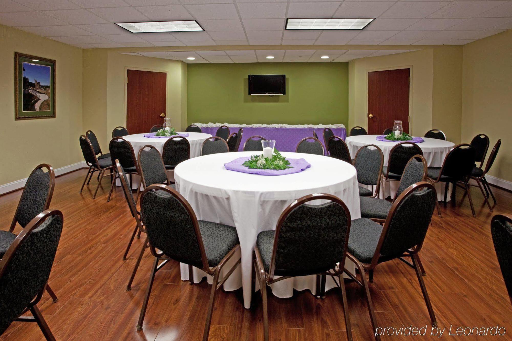 Holiday Inn Express & Suites Charlotte Arpt-Belmont By Ihg Екстериор снимка